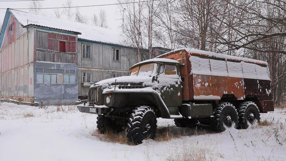    Нефтеюганцы жалуются на большегрузы, которые паркуются в жилых районах