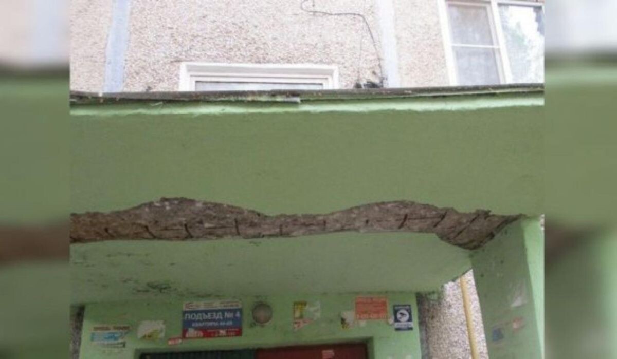     Разрушающийся козырек. Источник: vestivrn.ru Автор фото: Александра Шитикова