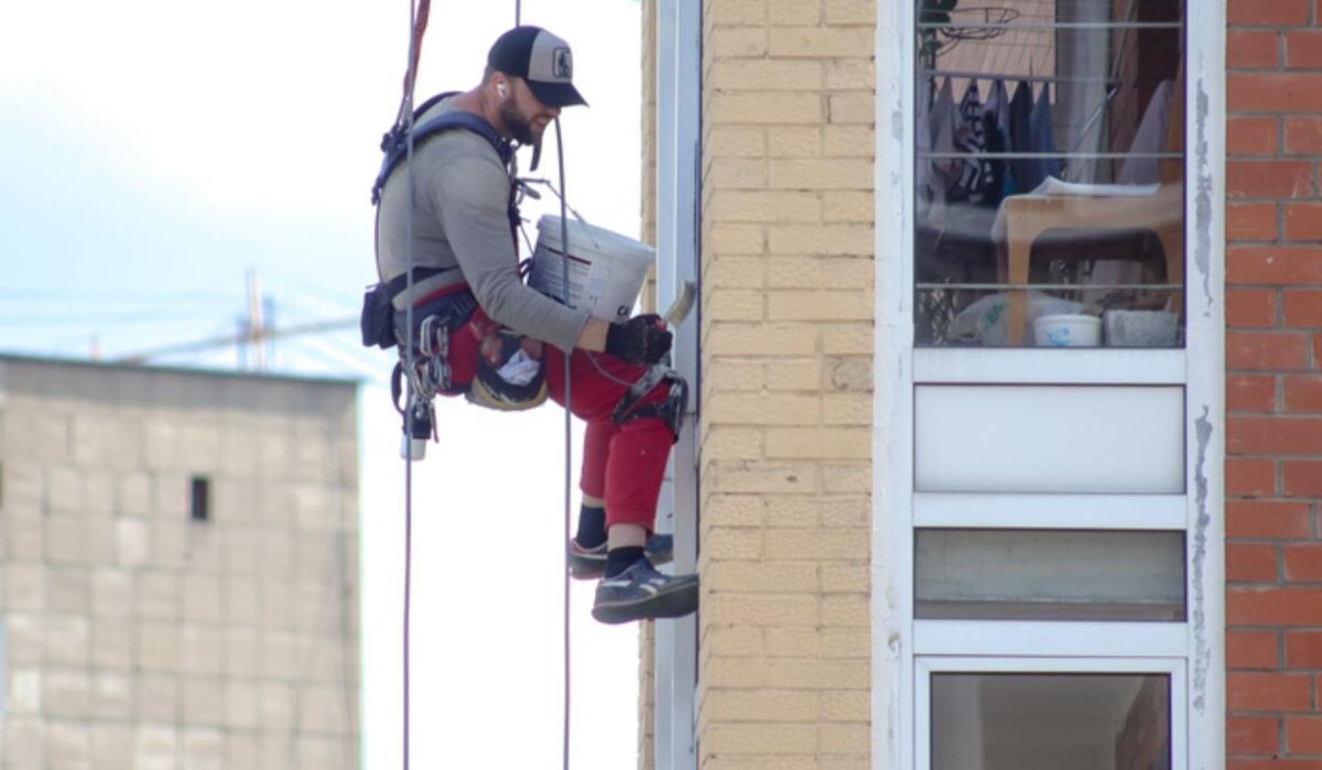     Мужчина ремонтирует здание. Источник: tsargrad.tv Автор фото: Алла Баранова