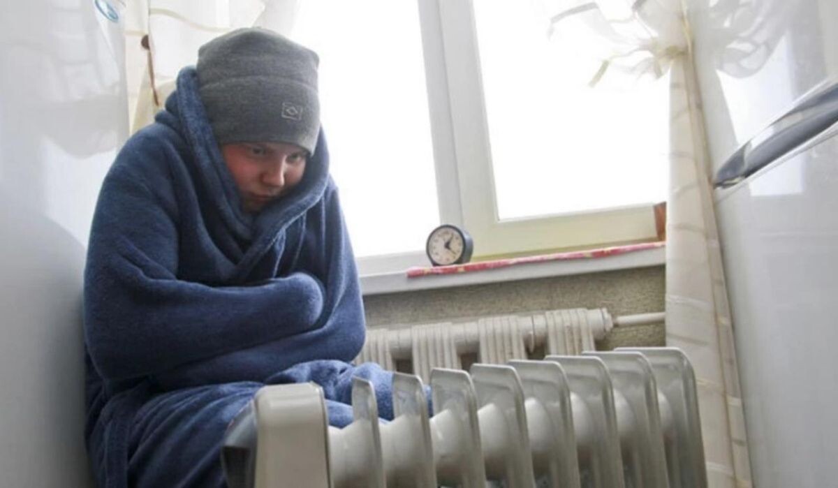     Человека возле батареи. Источник: kp.ru Автор фото: Олег Укладов