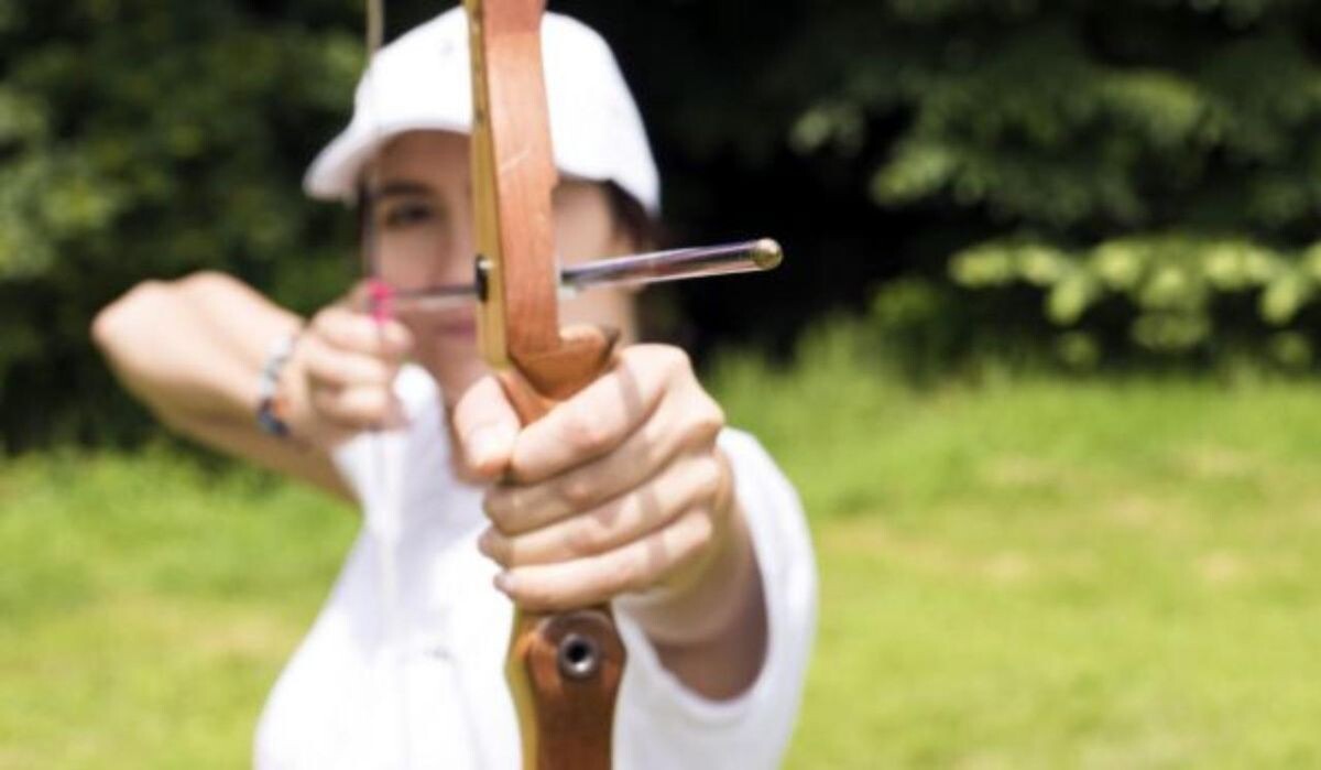     Девушка с луком. Источник: vestivrn.ru Автор фото: Александра Шитикова