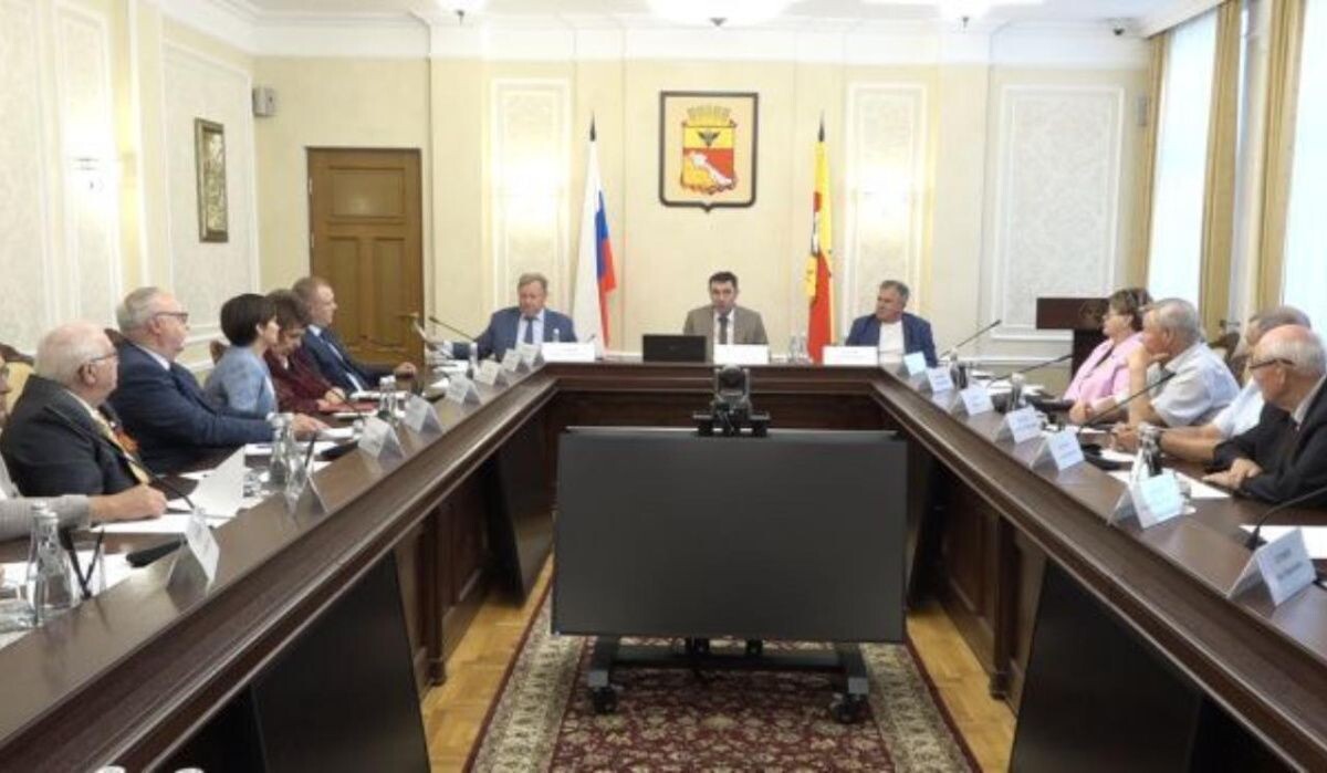     Совещание. Источник: vestivrn.ru Автор фото: Татьяна Бобкова