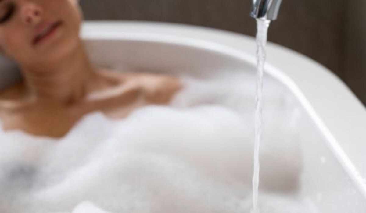     Девушка в ванне. Источник: vestivrn.ru Автор фото: Александоа Шитикова