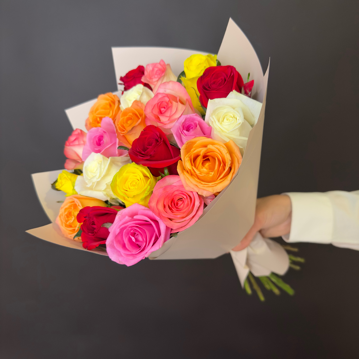 Букет цветов из 21 розы микс Россия - www.moscvetok.ru
