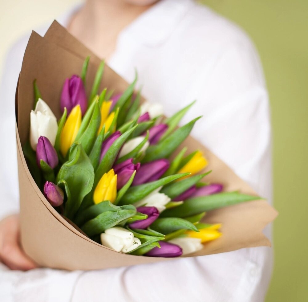 Букет из 25 тюльпанов микс - www.moscvetok.ru