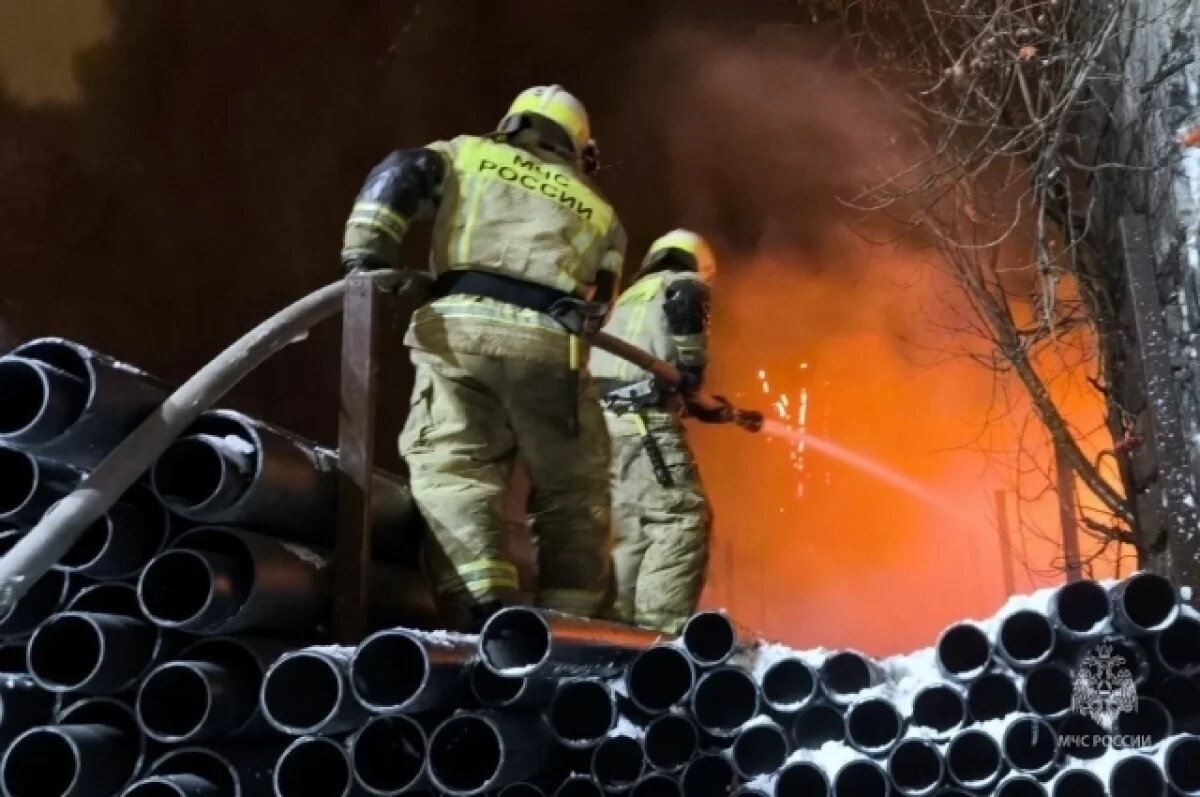    В Лабытнанги вспыхнул пожар в деревянном многоквартирном доме