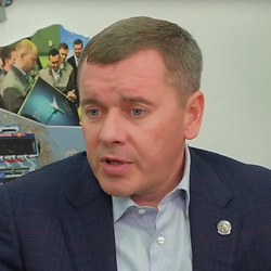 — Текущий год был двояким. Вроде и осадки зимние были, и влаги в почве больше было, но только вышли первые всходы, как они попали под заморозки. С начала года у нас уже было более 200 млн рублей убытков. Потом сезон неплохо продолжился, но засуха началась. Только начали уборку — дожди пошли, и порядка 10—12% зерновых мы потеряли, — напомнил Зяббаров.