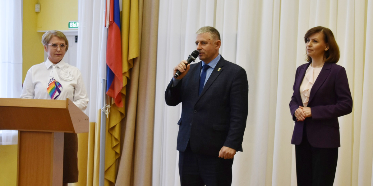 Председатель окружной Думы Сергей Крохалев и заместитель главы администрации по развитию социальной сферы Юлия Лепихина