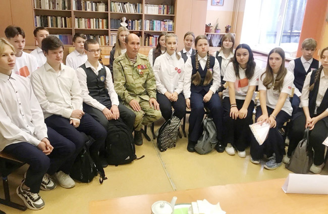 Школьники встретились с участником СВО Анатолием Калининым (в центре)
