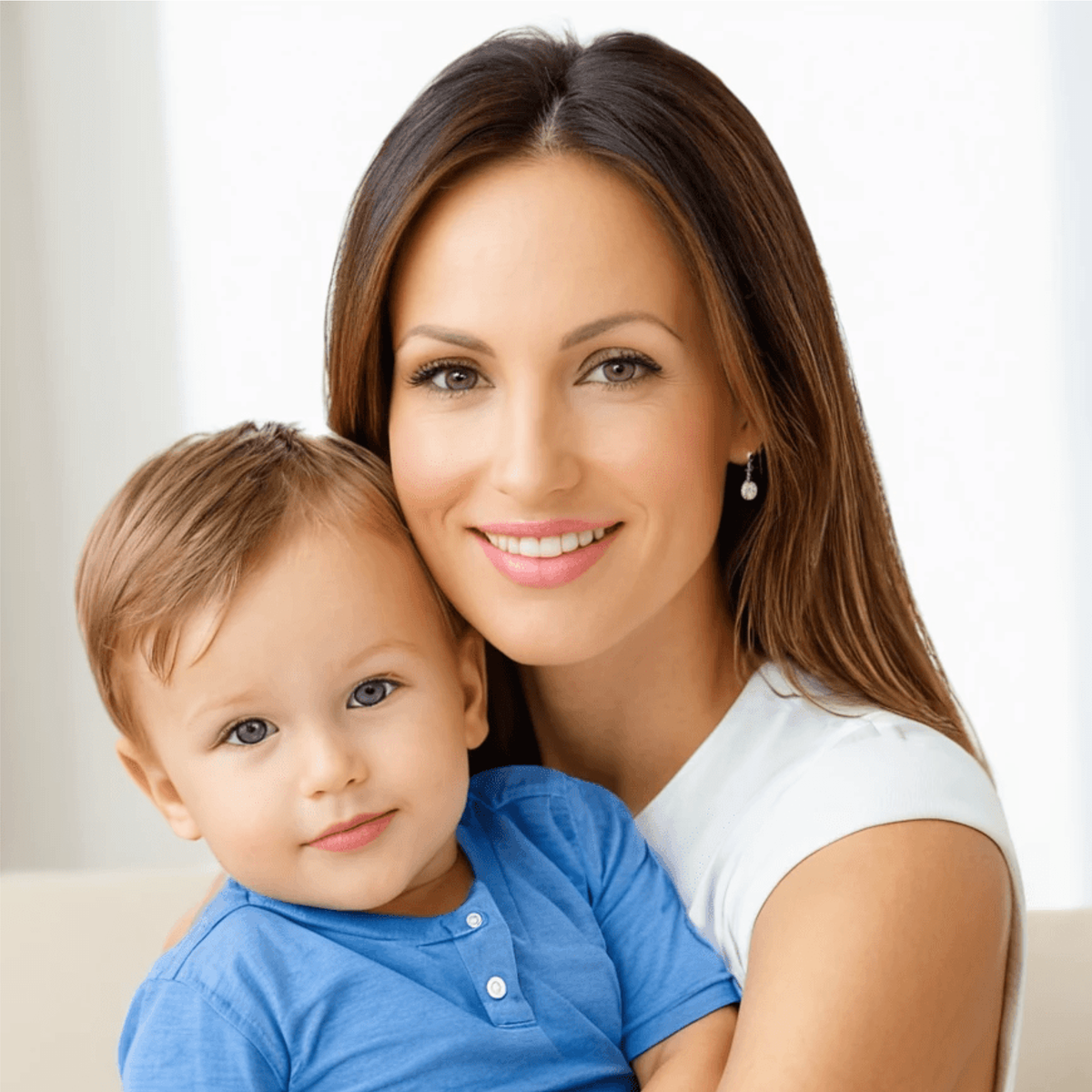 Роль матери-одиночки — это своего рода акробатика на высоте, где каждая минута требует предельной концентрации и ловкости. И как же выжить на этой верёвке, не оступившись и при этом улыбаясь? В этой статье мы погрузимся в мир материнства, который порой напоминает бурную комедию с драматическими поворотами.Глава 1: Гордое одиночество — не приговор.Итак, вы стали матерью-одиночкой. Кто-то назовёт это неудачей, кто-то — вызовом, а мы назовём это новой ступенью личностного роста. Выбросьте стереотипы из головы: вы не одиноки в этом испытании. Сегодня миллионы женщин по всему миру воспитывают детей в одиночку и прекрасно справляются с этим. Да, в одиночестве есть свои трудности, но есть и свои мощные преимущества. Ваши возможности сейчас шире, чем когда-либо. Вы становитесь единственным штурманом своего корабля.Глава 2: Когда нужна помощь, позвольте её принять.Один из самых больших вызовов для матерей-одиночек — это ощущение, что на ваших плечах лежит весь мир. Секрет в том, что супергерои — выдумка, и не существует мамы, которая справлялась бы абсолютно со всем в одиночку. Здесь самое время вспомнить о тех, кто готов помочь. Даже Супермен нуждался в Лоис Лейн и команде Лиги справедливости. Будь то бабушка, подруга, няня, сосед — важно научиться принимать помощь.Глава 3: Баланс между работой и домом: танцы с реальностью.Совмещать карьеру и воспитание детей — задача из арсенала цирковых иллюзионистов. Однако даже самые талантливые иллюзионисты знают, что их трюки — результат долгих тренировок. Здесь важна чёткая расстановка приоритетов и дисциплина. Определите, какие задачи являются приоритетными в первую очередь, и старайтесь не перегружать себя.Глава 4: Роль модели для подражания Как мать-одиночка, вы — самая яркая звезда в жизни вашего ребёнка. Это большая ответственность, но и шанс стать для него настоящим примером стойкости, мудрости и целеустремлённости. Показывайте своему ребёнку, что мир разнообразен и полон возможностей.Глава 5: Время для себя — право, а не роскошь.В обществе существует миф о том, что материнство — это отказ от всех личных удовольствий и мечтаний. Но правда в том, что ваш собственный баланс и счастье напрямую влияют на вашего ребёнка. Время, посвящённое себе, — это не эгоизм, а забота о вашем душевном здоровье. Позвольте себе маленькие удовольствия, будь то чашка кофе в тишине или вечерний сериал.Глава 6: Как говорить с ребёнком о том, почему он растёт с одной мамой Когда ребёнок подрастёт, вопросы о папе неизбежны. Здесь важно, чтобы ваш ответ был мудрым и простым, не сбивающим ребёнка с толку. Постарайтесь объяснить, что у каждого родителя свой путь, и то, что вы растёте вдвоём, делает вашу связь только крепче.Глава 7: Ищите радость в каждом моменте.Секрет жизни матери-одиночки заключается в умении находить радость в маленьких победах: когда вы наконец укладываете малыша спать или когда вам удаётся совместить все дела дня. Радость — ваш главный ресурс, черпайте её каждый день.Роль матери-одиночки требует силы и гибкости, но у вас есть всё, чтобы справиться. Помните, что каждый ваш день — это новая глава, наполненная опытом и любовью.