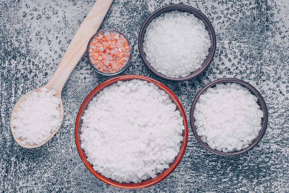     Зачем в холода ставить на окно миску с солью? Мы сами удивились!