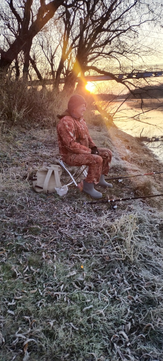 Это около дома. Три минуты пешком. Здесь обычно рыбачат дедушки и мальчишки)))