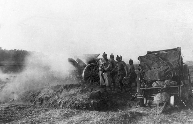 Германская артиллерия ведет огонь по позициям российской армии .