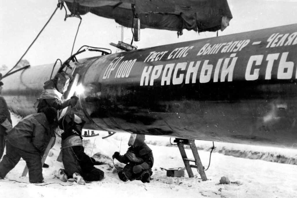 В апреле 1972 года газ Медвежьего достиг того места, где соединились газопроводы Медвежье – Надым и Надым – Пунга. Здесь, у 168 пикета трассы, был сварен «красный стык». Это означало, что стальная сверхмощная магистраль готова осуществлять поставки топлива на Урал