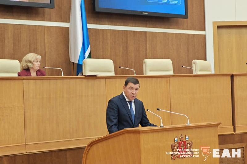    ЕАН / Евгений Куйвашев выступает с докладом о бюджете перед заксобранием региона