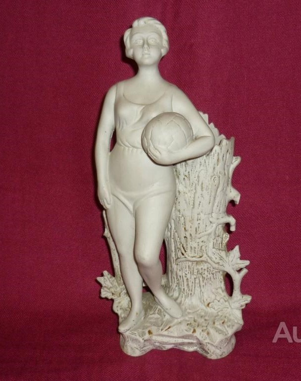 "Волейболистка", бисквит, 1920-е годы. Артель "Керамик". Фото из интернета.