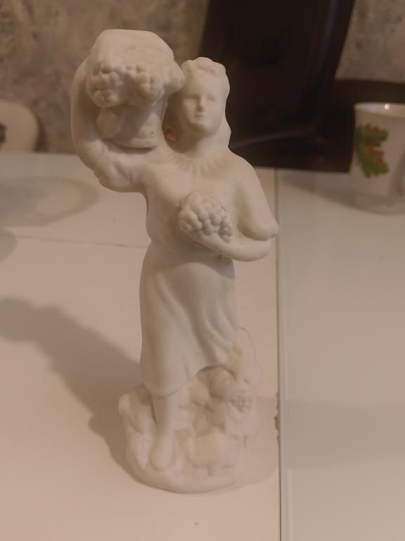 "Сборщица финограда", бисквит, 1940 год. Артель "Керамик".