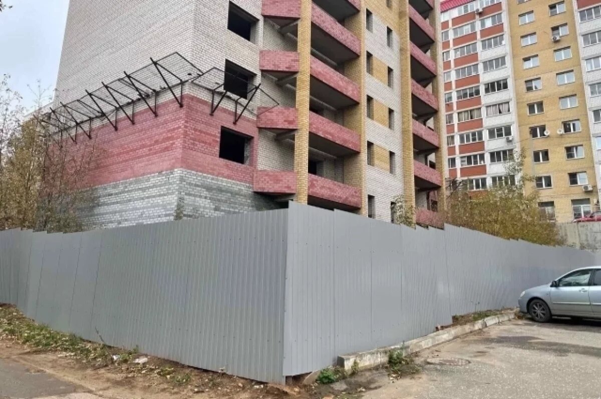    Не дожидаясь решения суда, ответчик поставил по периметру недостроенного дома забор