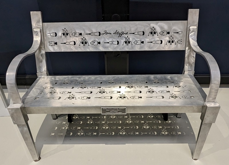 Скамейка Стаффорда. Апрель 2024. Фото моё.