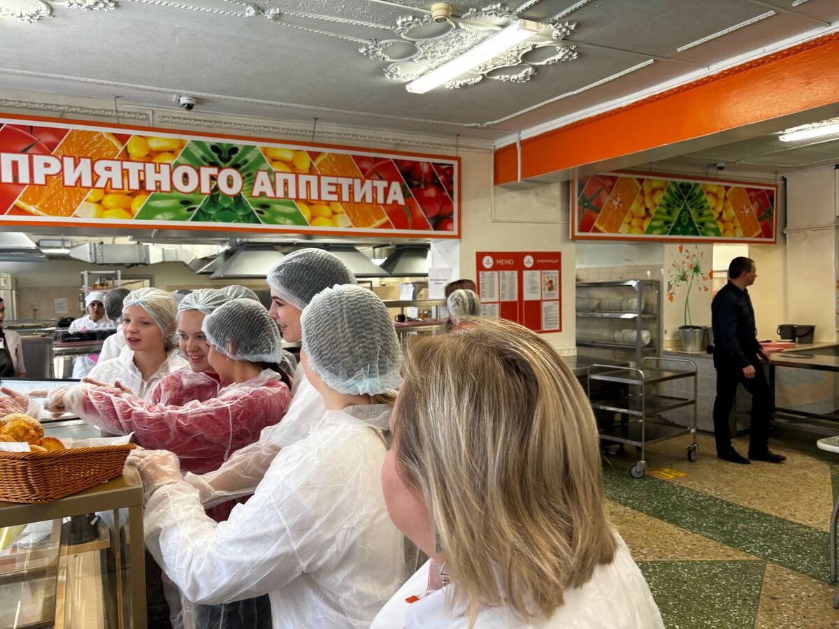 Часть учащихся в школе едят за родительскую плату, другие дети относятся к льготной категории и получают бесплатное питание. Меню для всех цикличное, соответствующее стандартам округа. Для родителей важно, чтобы еда была горячей, качественной, полезной и, конечно, вкусной. Но самые главные оценщики, это ученики. С недавних пор к проверке присоединились активисты «Движения Первых» в рамках проекта «Детский Ревизорро». Такие контроллеры качества питания могут не предупреждать о своем визите и прийти в любой момент.

