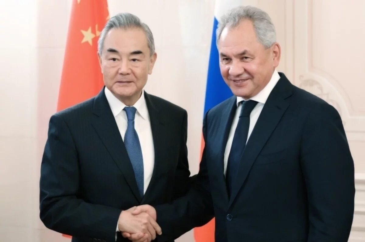    Шойгу обсудил с Ван И вопросы стратегической безопасности