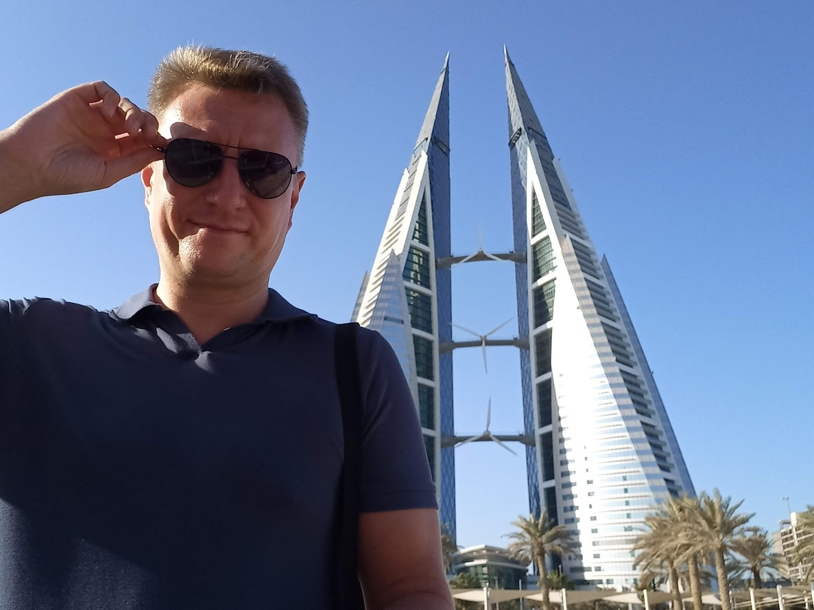 Из первой командировки в Бахрейн. Еще не знал тогда, что фоткаюсь на фоне будущего офиса