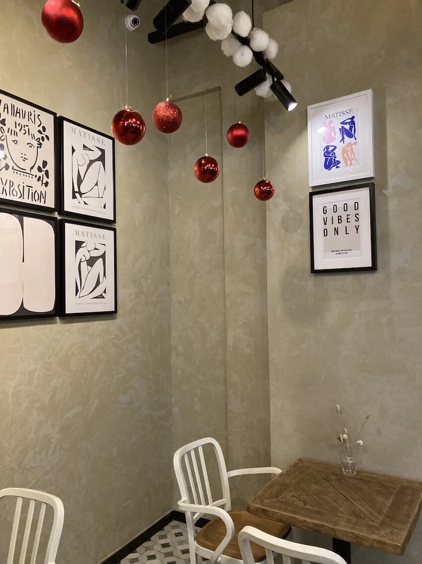 Интерьерные постеры от Gallery 5 в кофейне "KAFFEIN".