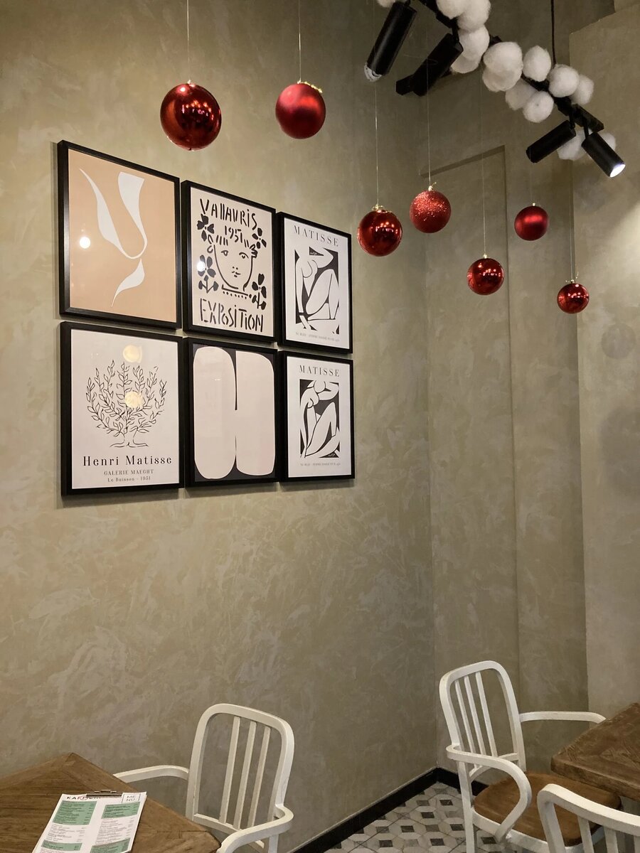 Интерьерные постеры от Gallery 5 в кофейне "KAFFEIN".


