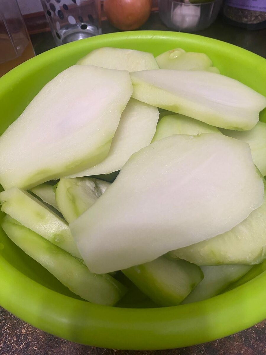 Подготавливаем чайоты и нарезаем их на пластины. Присаливаем немного.