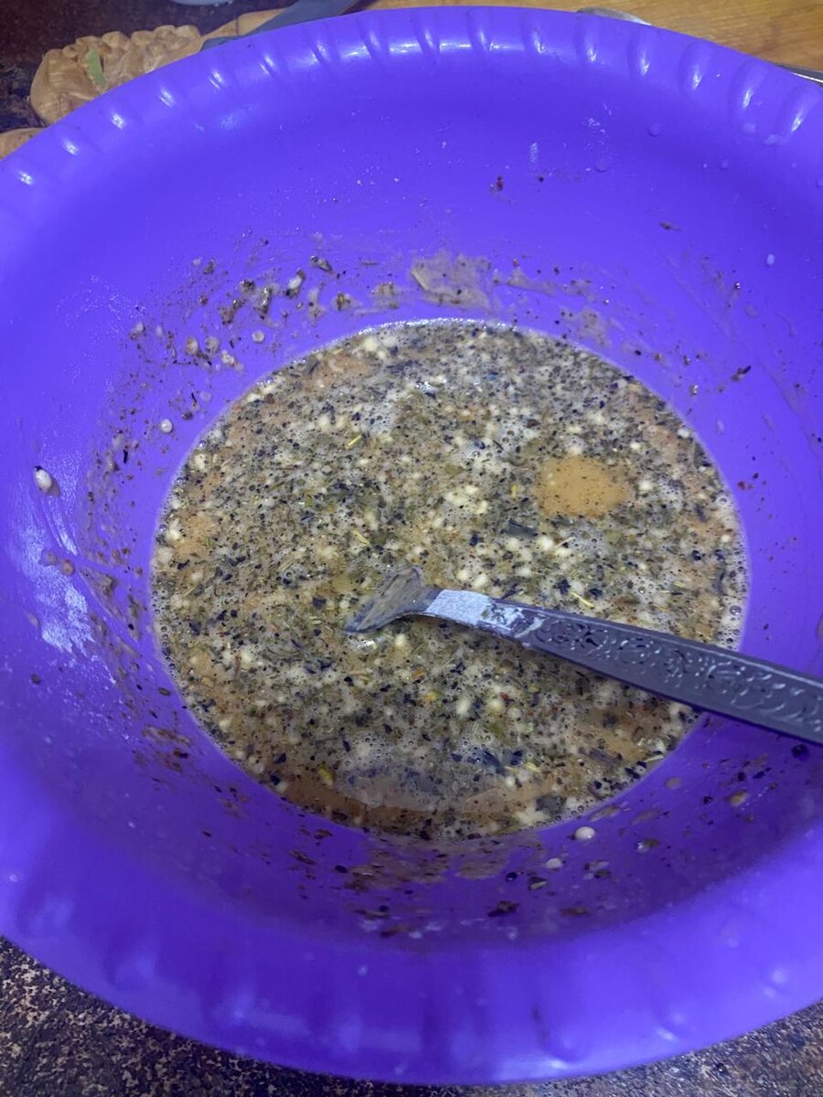 Перемешиваем яйцо с солью, перцем и любимыми приправами.