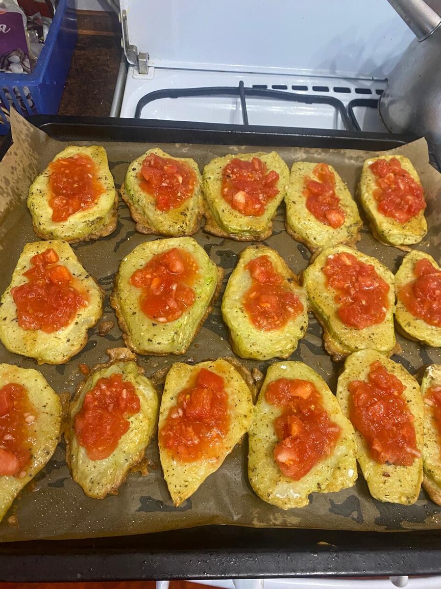 Выкладываем сверху помидоры.