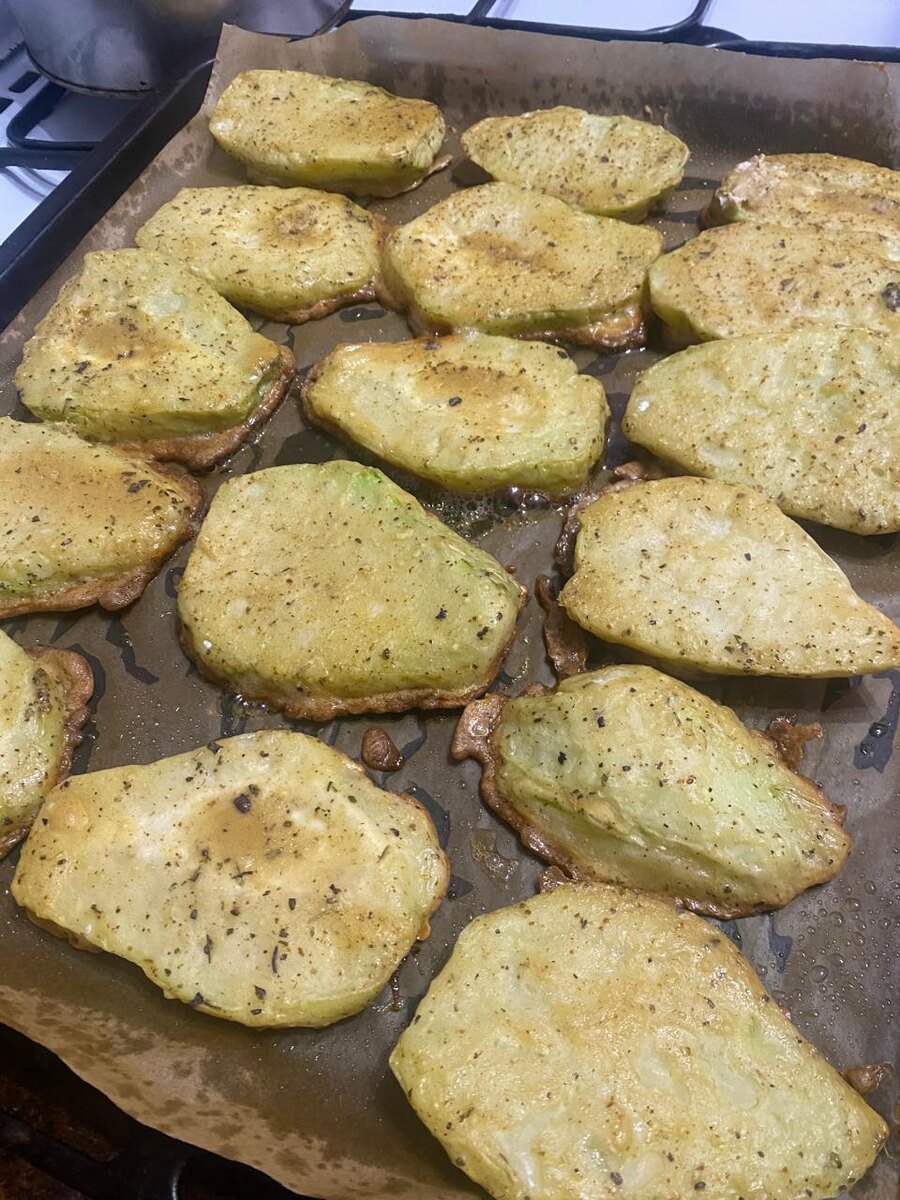 Достаем готовые запеченные чайоты.