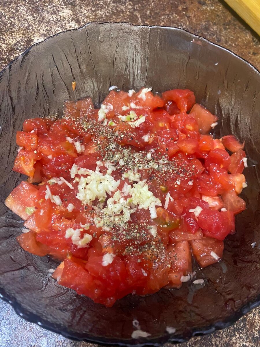 Подготавливаем начинку из помидор.