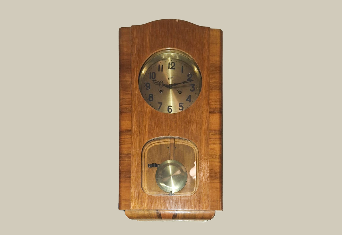 Часы настенные механические с маятником. СССР. Середина XX века. «Янтарь». Дерево, металл, стекло, заводское производство. Экспонат Музея художника Геннадия Архиреева
