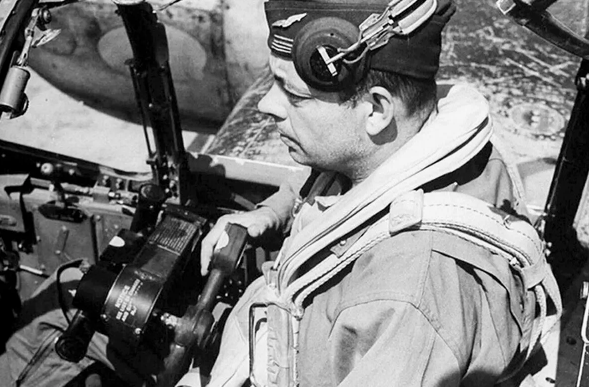 Сент-Экзюпери за штурвалом своего самолета.