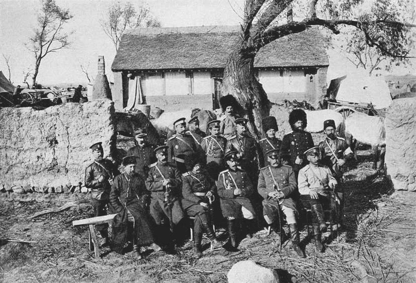 В первом ряду справа: ген.-майор Довбор-Мусницкий, шталмейстер Родзянко, начальник 9-й Вост.-Сиб. стр. див. ген.-майор Кондратович, полковник Лисовский, полковник Мусхелов, корреспондент "Нового Времени" Ростовцев, 1905