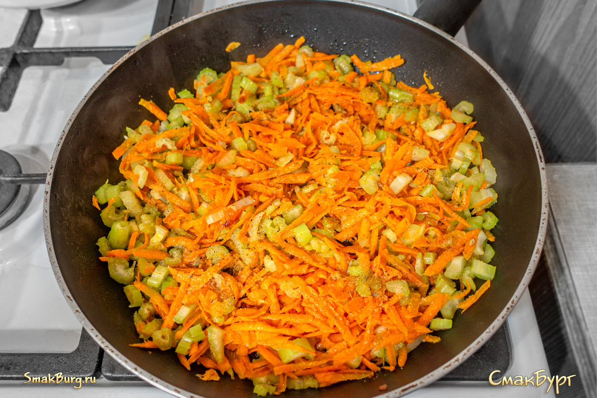 Первый этап готовки на сковороде