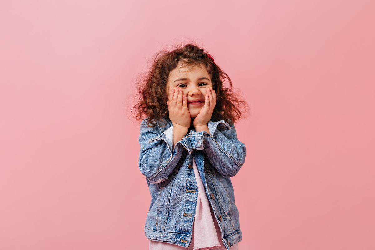 https://ru.freepik.com/free-photo/adorable-cute-kid-denim-jacket-touching-face-smiling-preteen-girl-posing-pink-background_12431986.htm#fromView=search&page=5&position=44&uuid=db3df0de-f306-40f4-94b3-58ae9cbdc53e
