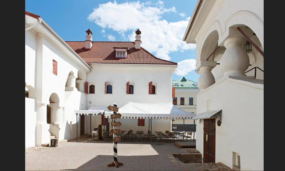 Двор Палат Подзноева в Пскове (XVII век), сейчас тут ресторанно-гостиничный комплекс. Фото из открытого источника в Яндексе