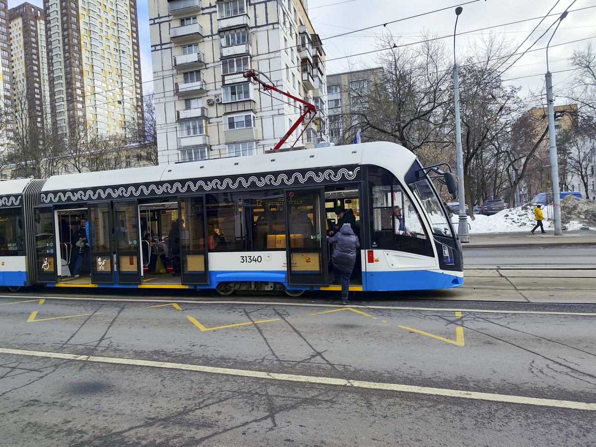Часто пассажиры выходят из транспорта прямо на дорогу.  Фото: Фото: ФедералПресс / Ксения Кобалия