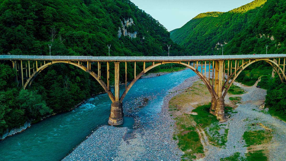     Каменный мост через ущелье реки Гумиста, Абхазия Ирина Петрова
Каменный мост через ущелье реки Гумиста, Абхазия (архивное фото)Shutterstock/Fotodom