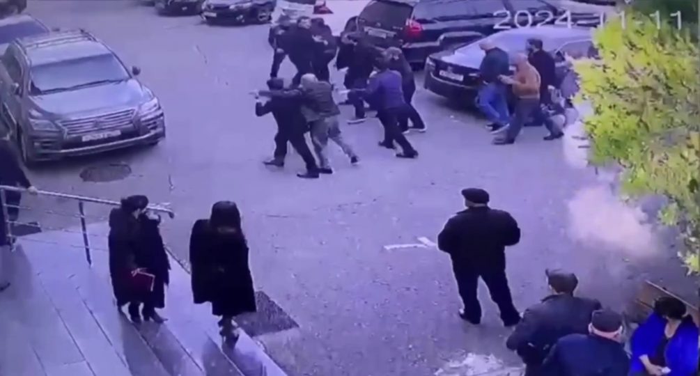    Нападение оппозиции на депутата парламента, из-за которого начались задержания.