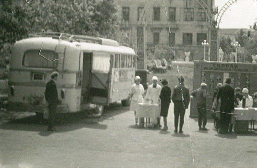 1962.07.20 Выездная медицинская профилактика в троллейбусе в Летнем саду. Фото: Свободный интернет-источник