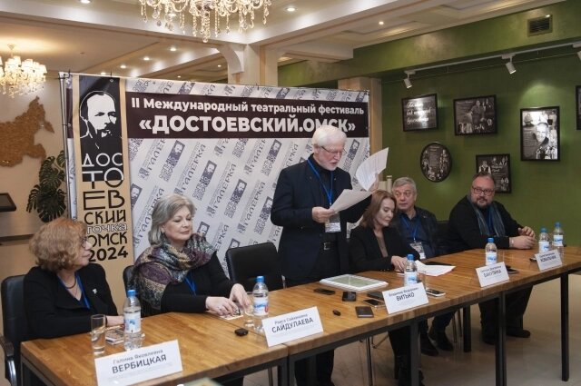    Пресс-конференция. Фото: Омский драматический театр «Галёрка»