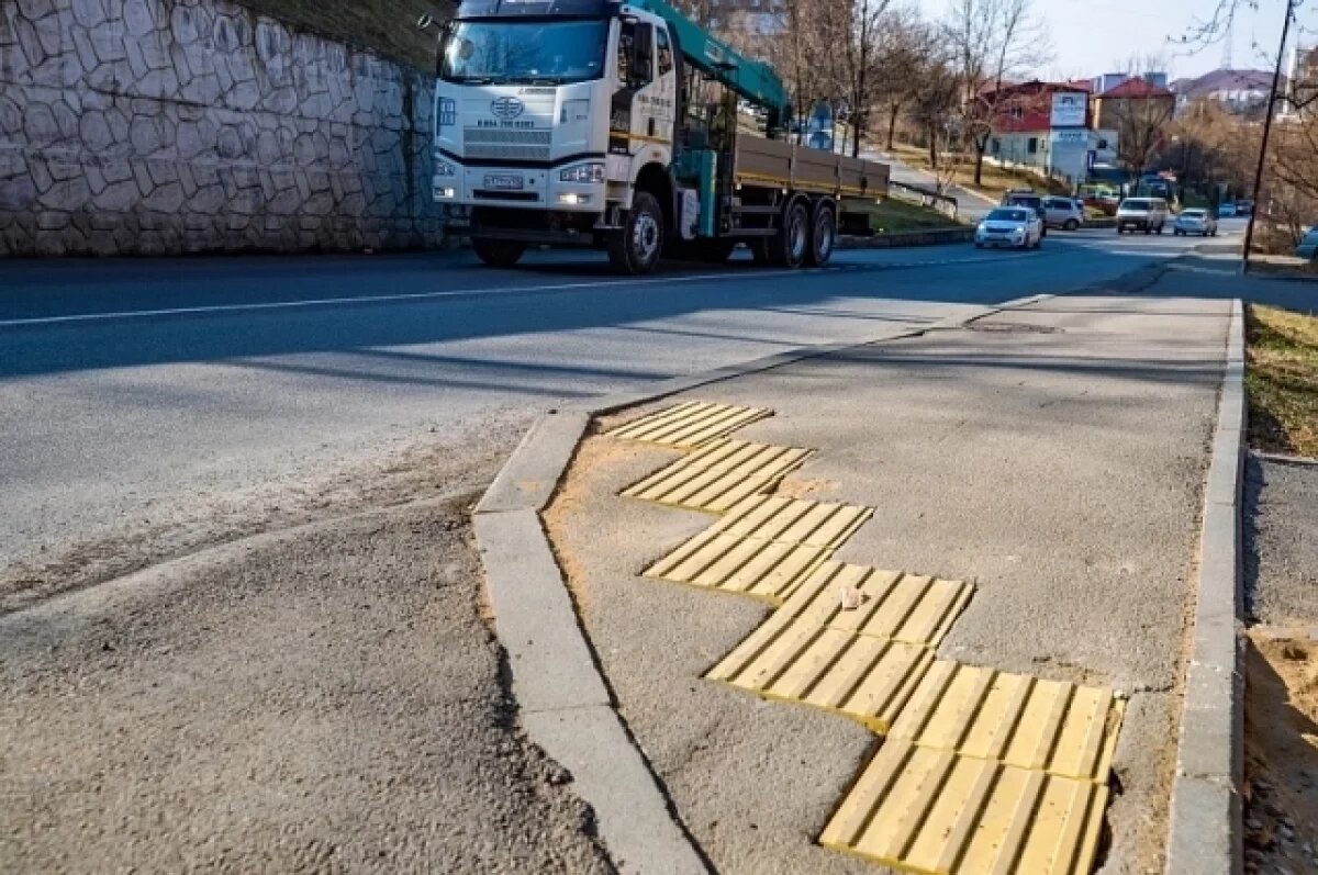    Во Владивостоке появляются новые тактильные указатели и павильоны остановок