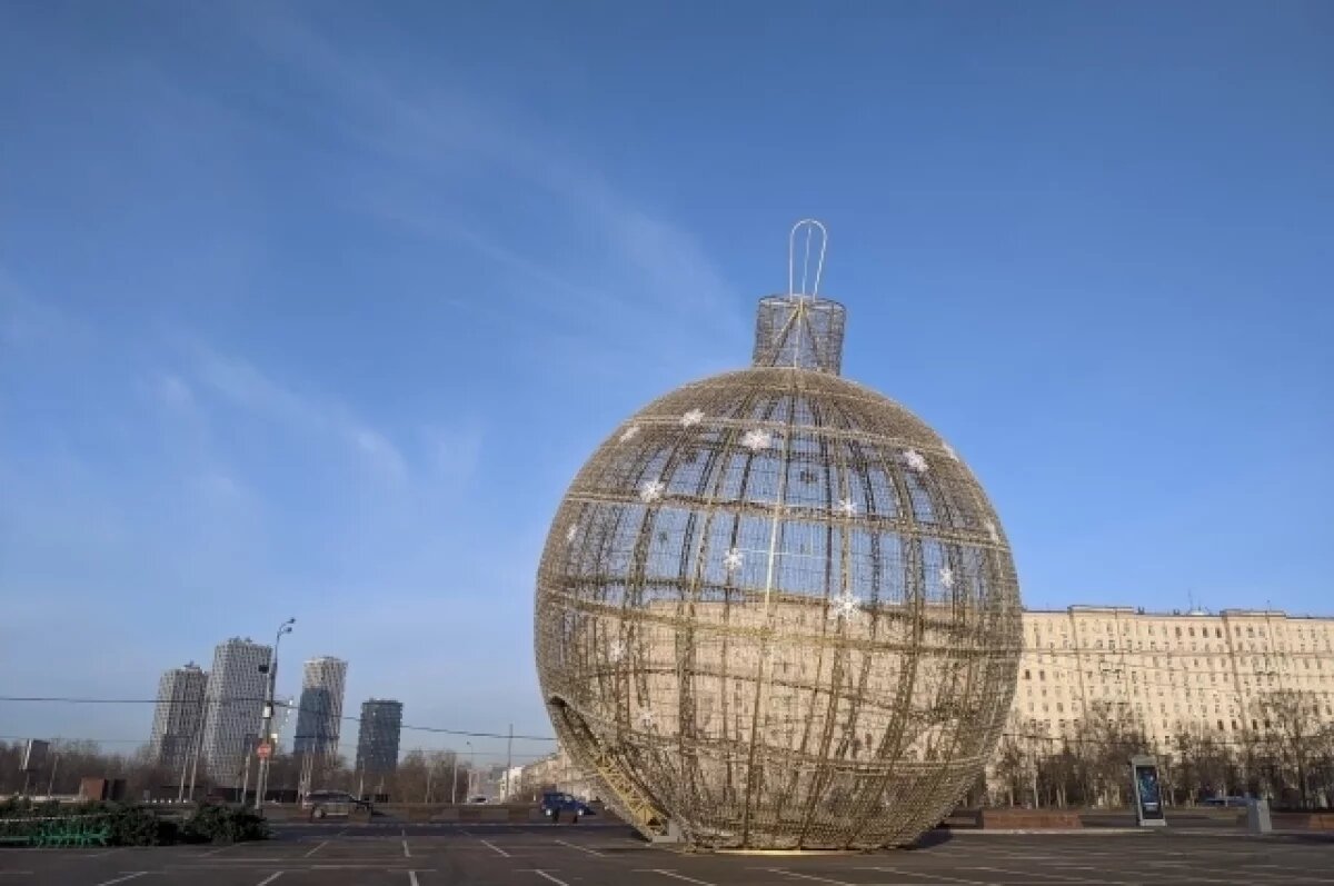    В парке Победы в Москве собирают гигантский елочный шар
