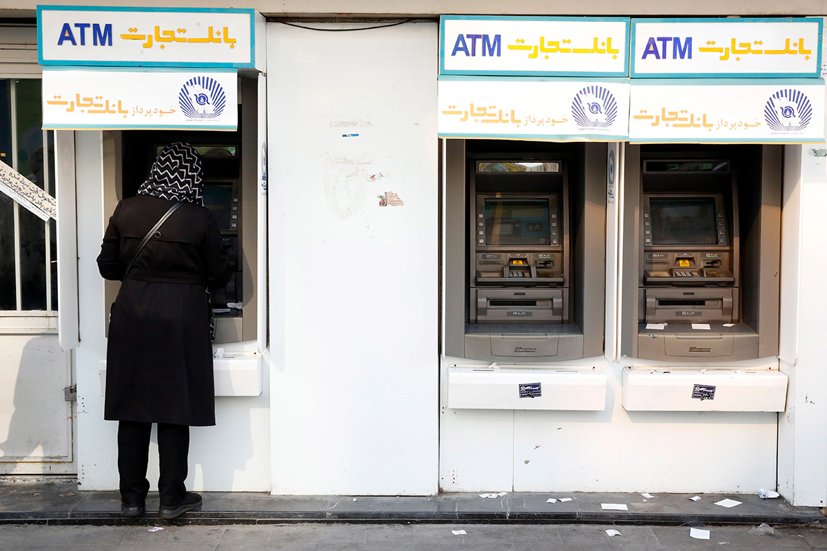 ABEDIN TAHERKENAREH / EPA / ТАСС📷Банкоматы на улице Тегерана