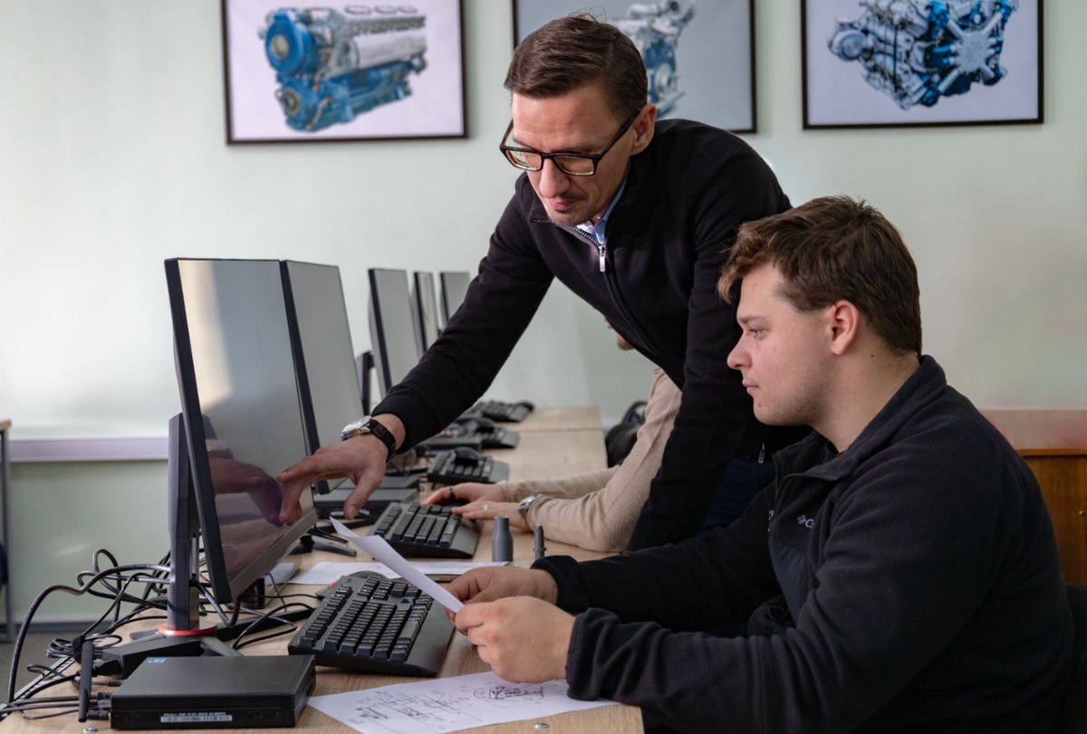 Над созданием двигателя работают сотрудники кафедры «Двигатели внутреннего сгорания» и Передовой инженерной школы «Сердце Урала» ЮУрГУ. Фото: пресс-служба ЮУрГУ.