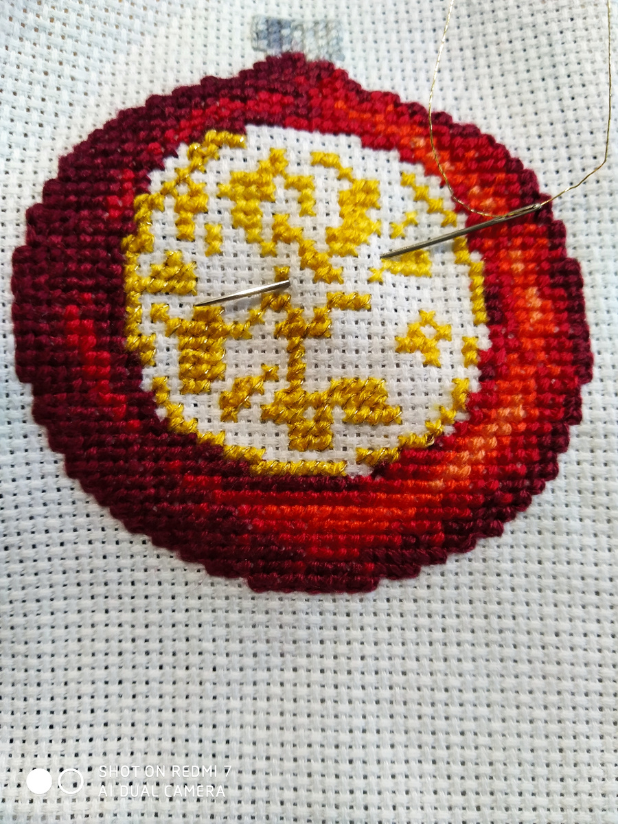 Результат работы 2 вечеров. Решила добавить немного металлика в отшив