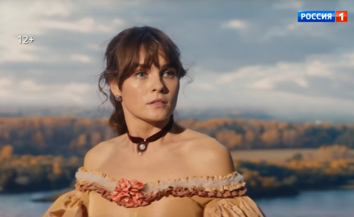 Актриса делает вид, что играет серьёзную роль. Фото Яндекс.Картинки. 